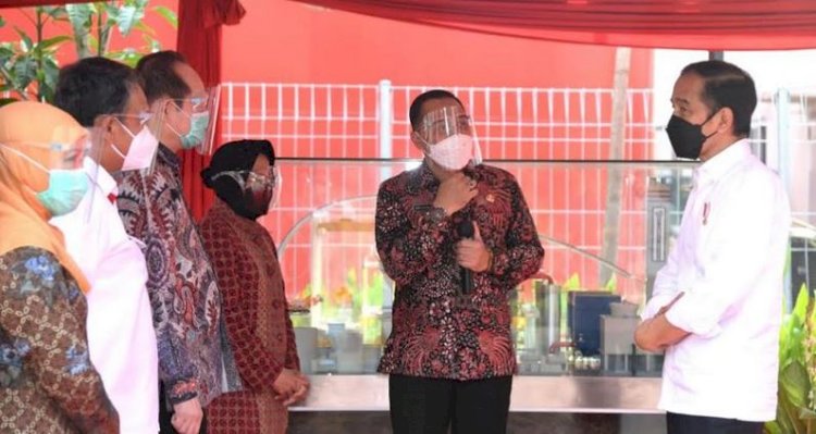 Eri Cahyadi menjelaskan cara pengoperasin PSEL di hadapan Jokowi/ist