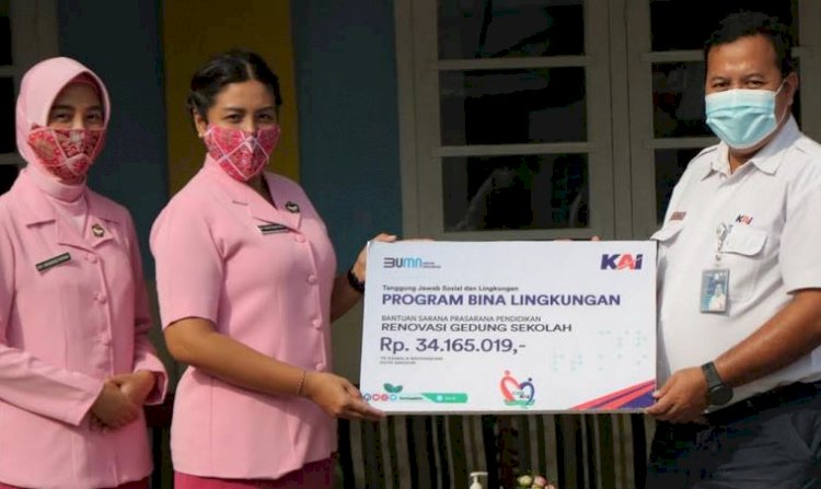 Penyerahan bantuan oleh KAI Daop VII Madiun kepada pembina TK Kemala Bhayangkari 53 kota Madiun/ist