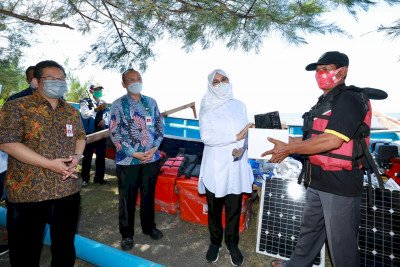 Bupati Ipuk menyerahkan bantuan/Dok Hms