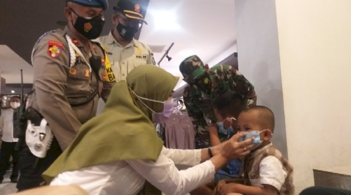 Petugas gabungan saat memberikan masker disalah satu departemen store/RMOLJatim