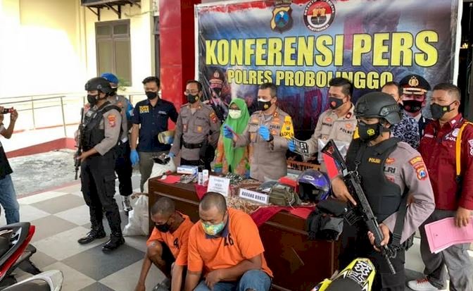 Polisi saat mengungkap aksi pencurian bermotor/RMOLJatim