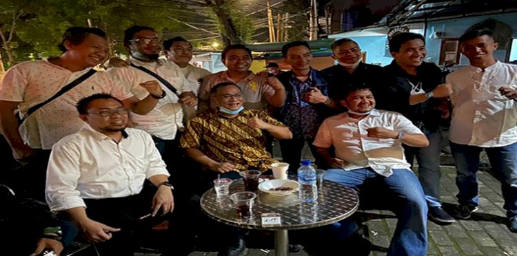 Jumhur Hidayat di tengah aktivis yang menyambutnya di Kopi Politik/RMOL