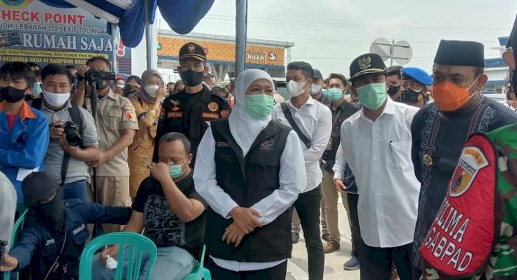 Gubernur Jatim Khofifah Indar Parawansa di check point exit tol Ngawi/Ist