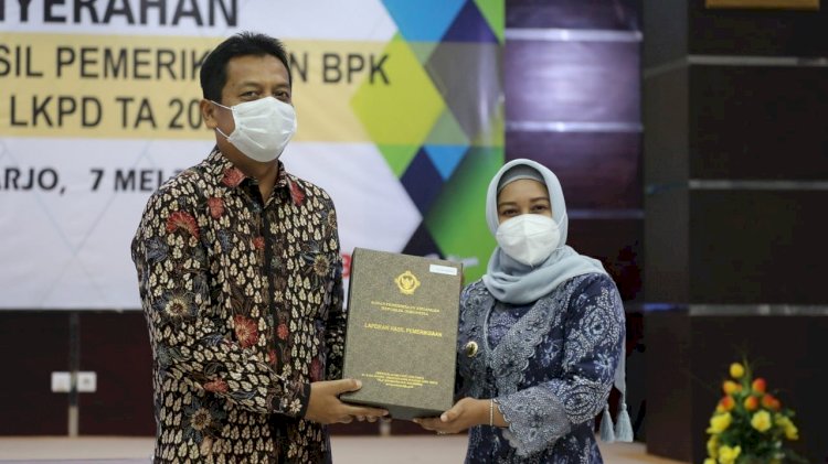 Wali Kota Mojokerto Ika Puspitasari menerima hasil laporan pemeriksaan atas Laporan Keuangan Pemerintah Daerah (LKPD) tahun 2020  /ist