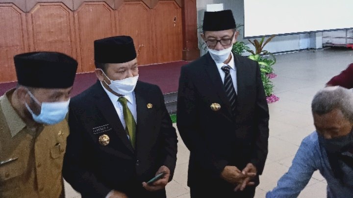 Bupati Jember, saat memberikan keterangan pers di Pemkab Jember.