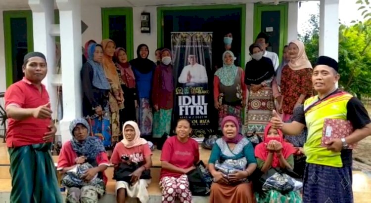 Warga saat menerima paket sembako dari Ketua Komisi VI DPR RI, Faisol Riza/RMOL Jatim