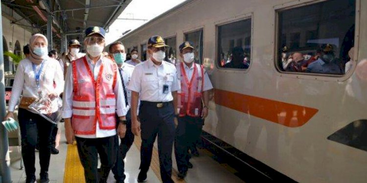 Menhub Budi Karya Sumadi saat melakukan inspeksi di Stasiun Pasar Senen, Jakarta, Sabtu (8/5)/RMOL