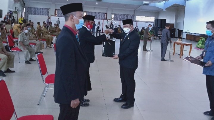 Bupati Jember, Hendy Siswanto menyerahkan SK PJ, Kepada 10 perwakilan PJ Kades di Jember.