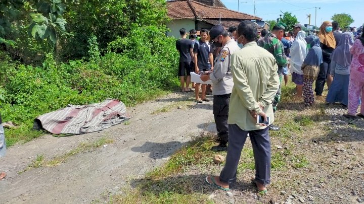 Lokasi kejadian di perlintasan tanpa palang pintu masuk Desa Tambakromo, Geneng, Ngawi.