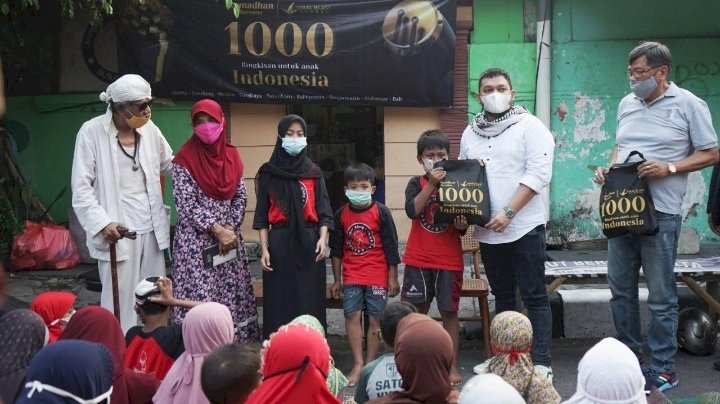Pembagian 1000 bingkisan