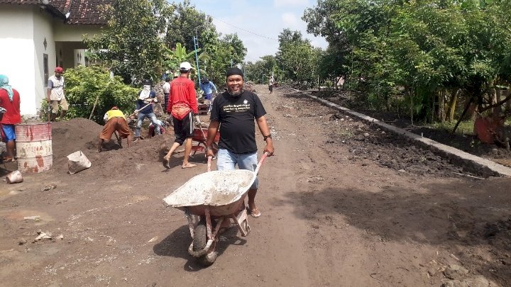 Supriyono Kades Teguhan di lokasi proyek desa 