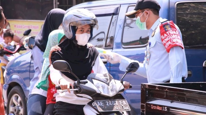 Kegiatan baksos kantor Imigrasi kelas dua non TPI Madiun bagikan masker, Handsanitizer dan vitamin/ ist