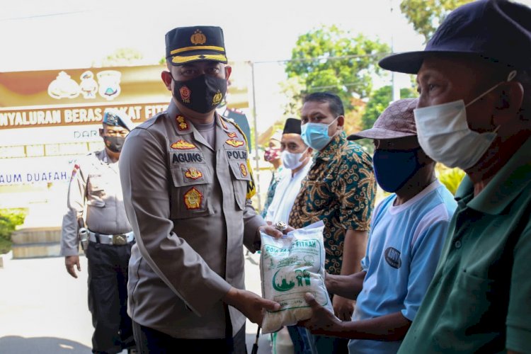 Kapolres Jombang, AKBP  Agung Setyo Nugroho salurkan zakat fitrah/Ist