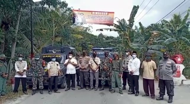 Forpimka Bangorejo serta perangkat Desa Ringintelu sosialisasikan zona merah untuk Dusun Yudomulyo/Ist