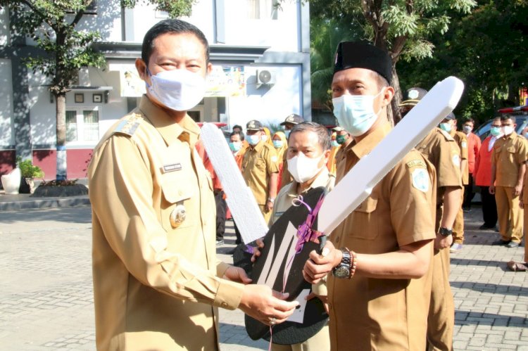 Bupati Lamongan, Yuhronur Effendi menyerahkan kunci mobil sehat secara simbolis/RMOLJatim