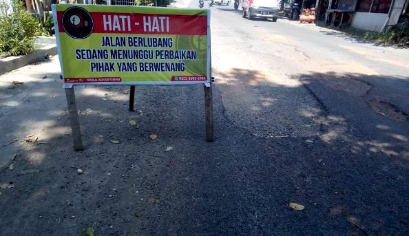 Rambu-rambu jalan rusak yang dibuat warga di jalur Bondowoso-Tamanan/RMOLJatim 