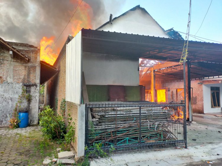 Api melalap gudang terop di Kota Madiun/RMOLJatim