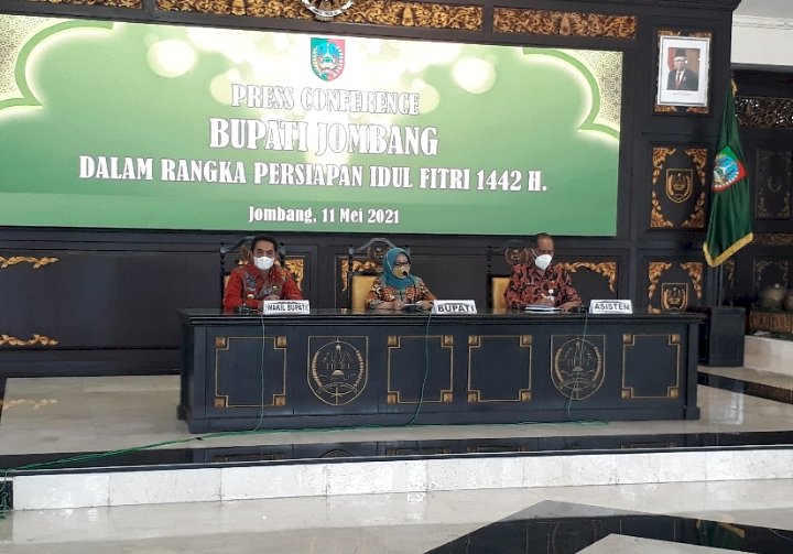 Bupati dan Wabup didampingi Asisten saat konferensi pers/RMOLJatim