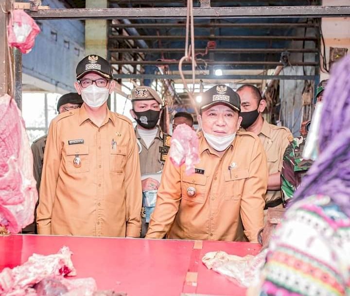 Bupati Jember, Ir H Hendy Siswanto dan Wakil Bupati, Gus Firjaun saat sidak di Pasar Mangli dan Pasar Tanjung/RMOLJatim