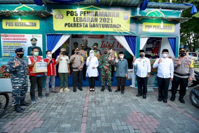 Bupati Ipuk saat berada di Pos Pengamanan/Dok Hms