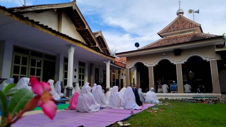 Penganut Islam Aboge di Kabupaten Probolinggo melaksanakan Sholat Idul Fitri/RMOLJatim