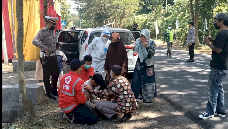 pemudik yang pingsan saat dievakuasi petugas medis relawan PMI dan Dinkes Jember/RMOLJatim