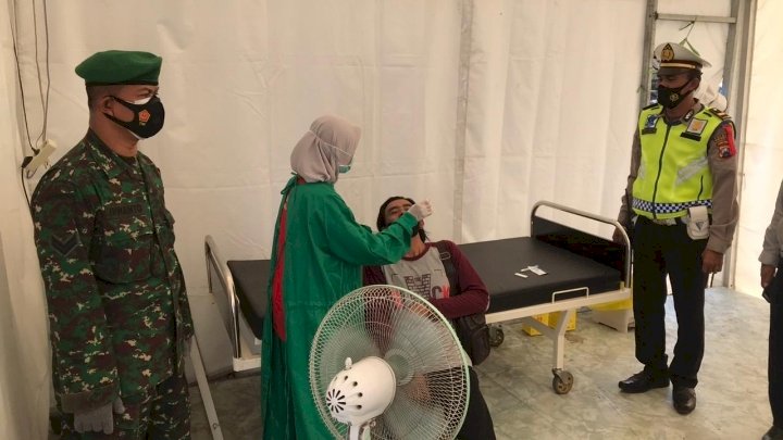 Petugas saat melakukan swab pada pemudik