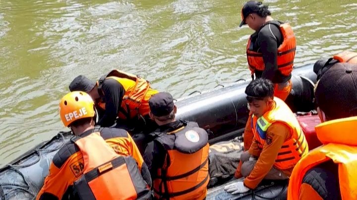 Jenasah Riyanto ditemukan Tim SAR di Kali Madiun yang masuk lokasi di Desa Karangasri, Ngawi.