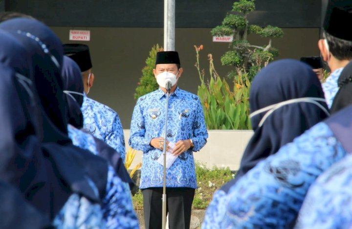 Bupati Lamongan, Yuhronur Effendi saat menggelar apel evaluasi kinerja ASN pasca liburan Hari Raya Idul Fitri 1442 Hijriyah/RMOLJatim