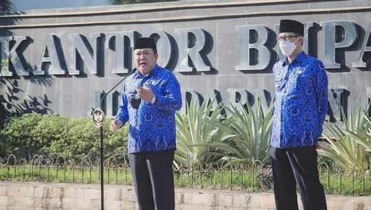 Bupati Jember, Hendy Siswanto saat apel pagi dengan ASN di hari pertama masuk kerja/Ist
