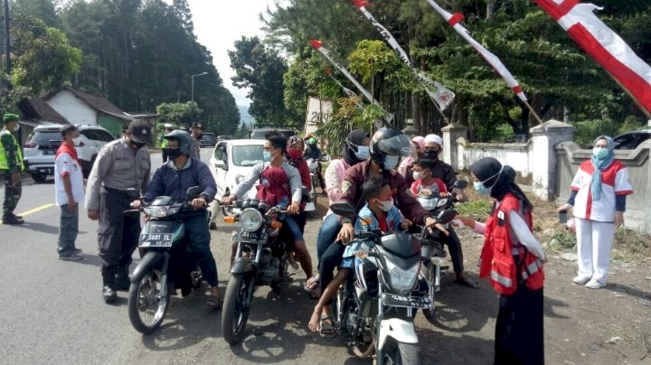 kegiatan penyekatan di perbatasan Jember Banyuwangi/ RMOLJatim 