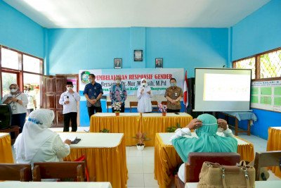 Bupati Banyuwangi bersama sejumlah kepala sekolah/Dok Hms