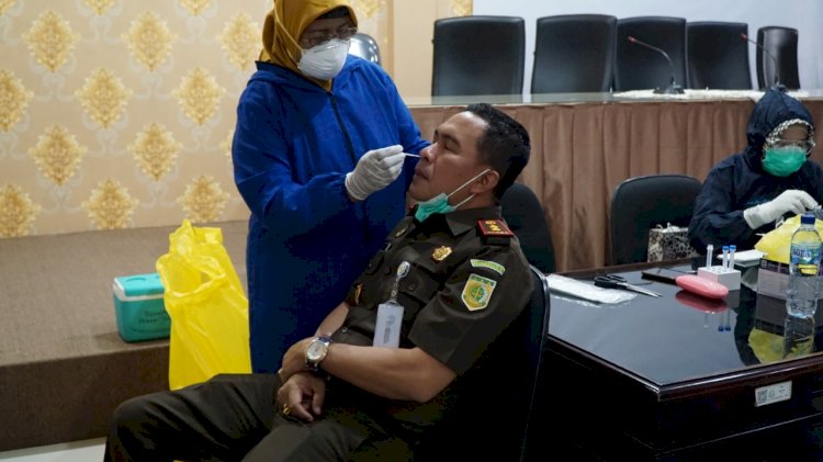 Kajari Tanjung Perak, I Ketut Kasna Dedi saat menjalani tes swab antigen/RMOLJatim