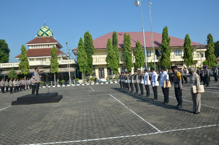 Kapolres Situbondo, AKBP Ach Imam Rifai memimpin apel kesiapan pasukan dalam operasi KRYD/RMOLJatim