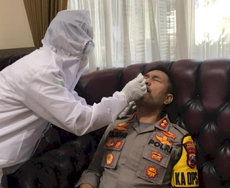 Kapolres Probolinggo Kota, AKBP R.M Jauhari saat menjalani tes swab/Ist