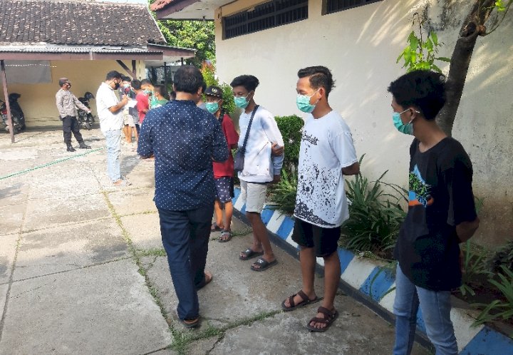 Belasan remaja yang terjaring operasi yustisi saat didata di Polsek Mejayan/RMOLJatim