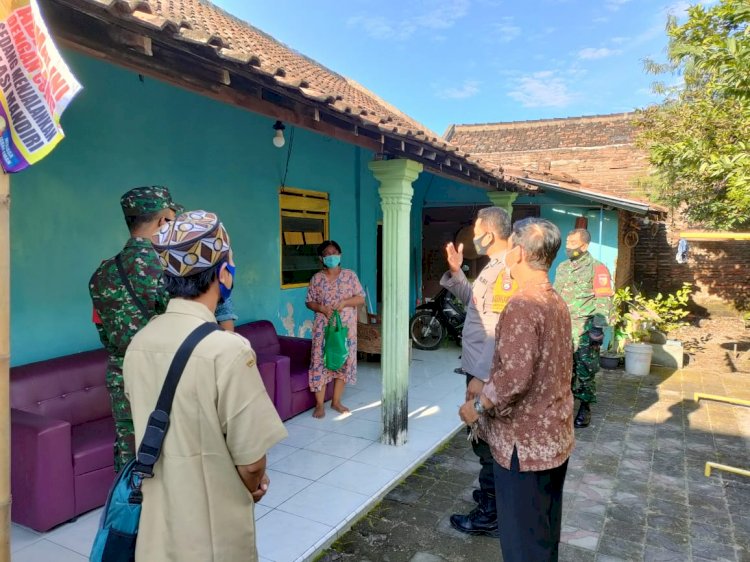 Anggota Bhabinkamtibmas Polsek Mangunharjo Polres Madiun Kota saat sosialisasi prokes ke masyarakat/RMOLJatim