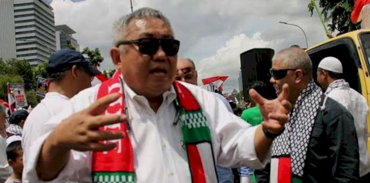 Koordinator Forum Rakyat yang juga tokoh Tionghoa, Lieus Sungkharisma mengenakan syal bergambar bendera Palestina dan Indonesia saat beraksi/Net