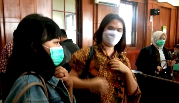 Stella Monica Hendrawan, terdakwa kasus pencemaran nama baik klinik L'VIORS (baju batik) usai sidang pembacaan putusan sela di Pengadilan Negeri Surabaya/RMOLJatim