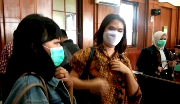 Stella Monica Hendrawan, terdakwa kasus pencemaran nama baik klinik L'VIORS (baju batik) usai sidang pembacaan putusan sela di Pengadilan Negeri Surabaya/RMOLJatim