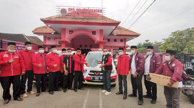 Suasana penyerahan mobil ambulance di Kantor DPC PDI Perjuangan Kabupaten Probolinggo/RMOLJatim
