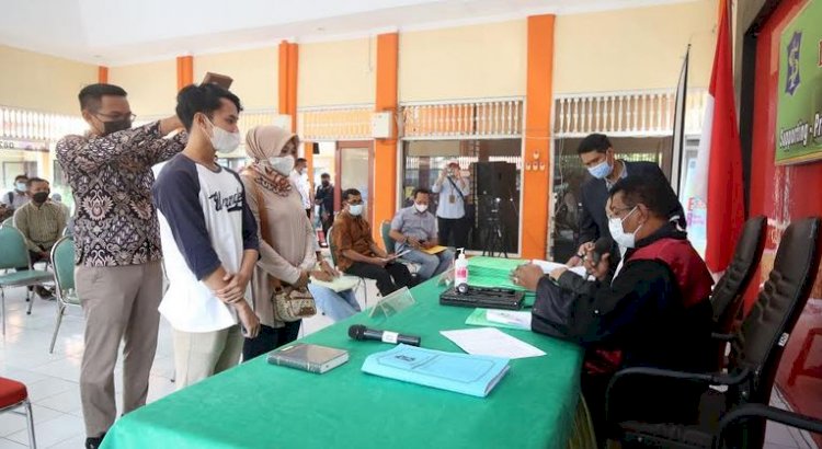 Warga disumpah di depan hakim saat mengurus Asminduk di Kecamatan Tambaksari/RMOLJatim