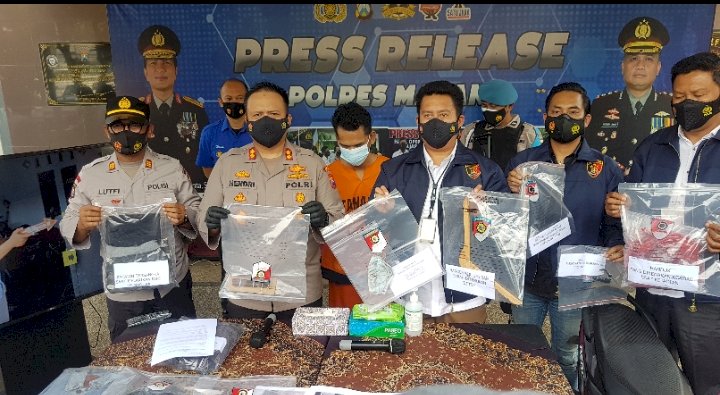 Kapolres Malang, AKBP Hendri Umar dan Kasatreskrim Polres Malang, AKP Dony Kristian Bara'langi saat rilis di Halaman Polres Malang kasus pembunuhan dan penganiayaan/RMOLJatim