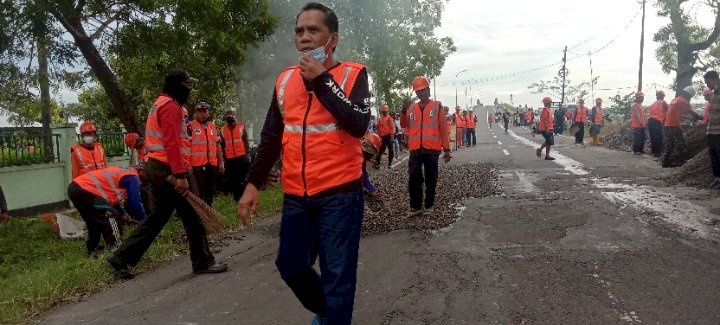 Perawatan rutin jalan di Ngawi oleh DPUPR/RMOLJatim