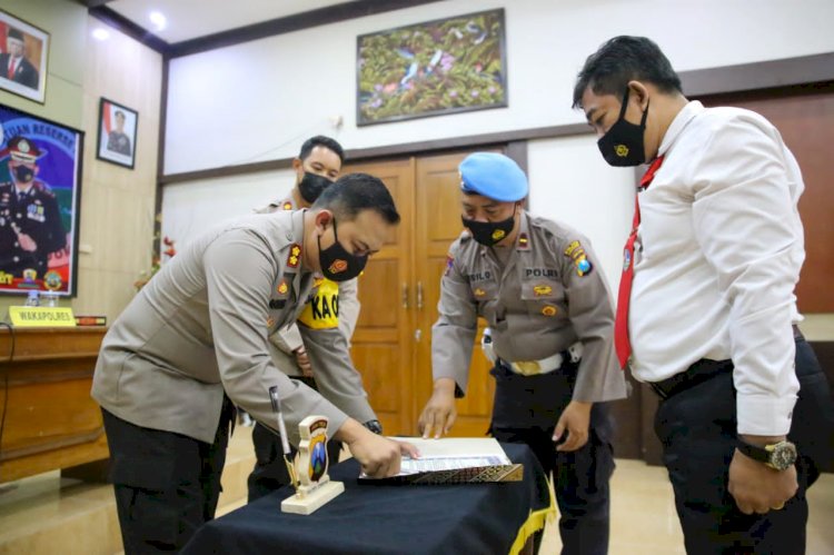 Kapolres Jombang, AKBP Agung Setyo Nugroho menandatangani pakta integritas perangi narkotika/Ist