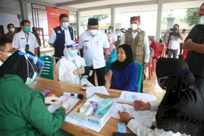 Wakil Bupati Banywuangi Sugirah meninjau pelaksanaan vaksinasi covid 19 bagi lansia/Dok Hms