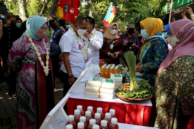 Armudji saat meninjau perpustakaan herbal Nginden Jangkungan/ist