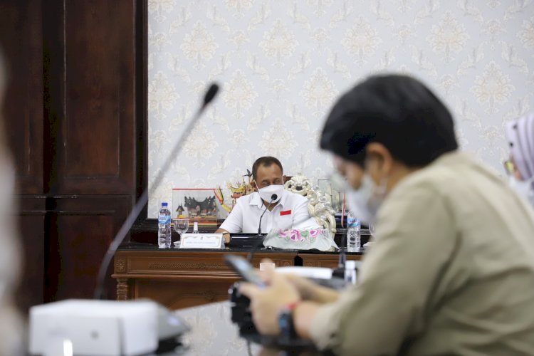 Armudji memimpin rapat koordinasi persiapan PPDB jenjang SMP di ruang rapat Wali Kota Surabaya/RMOLJatim