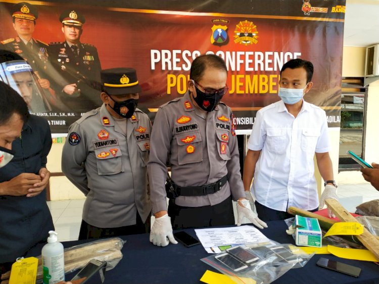 Kapolsek Puger didampingi Kanit Idik Pidum Sat Reskrim Polres Jember, merilis penangkapan 4 Tersangka oknum PSHT/RMOLJatim