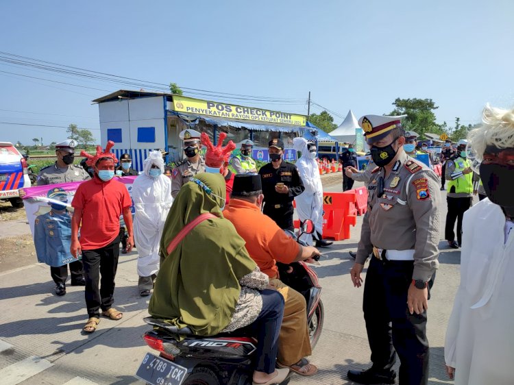 Pocong dan kuntilanak juga berjaga-jaga di pos penyekatan exit tol Probolinggo Timur/RMOLJatim